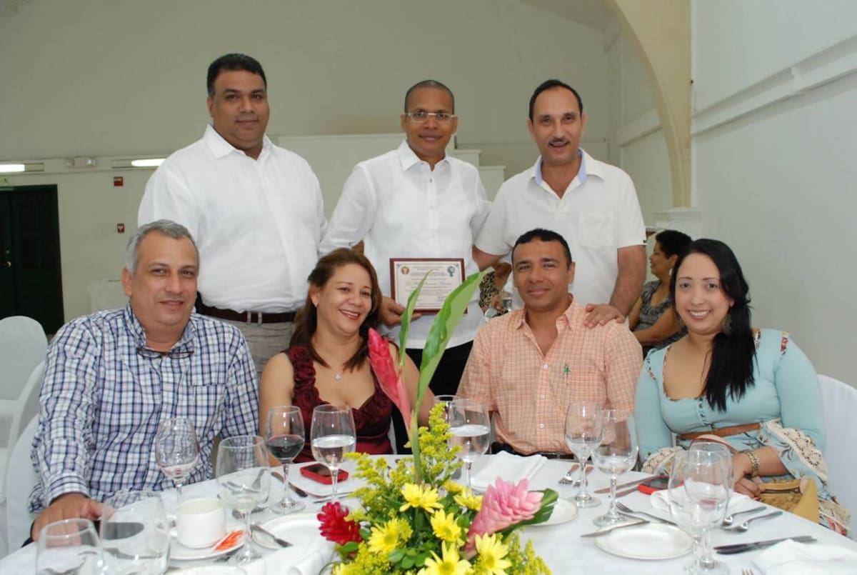 De pie: Nelson Taborda Ferrer, el homenajeado, Willis Simancas Mendoza y Alfredo Henríquez Caballero; sentados: Francisco Carmona, Janeth Corbacho Contreras, Raymundo Flórez Tapia y Verena Villafañe Saldarriaga.