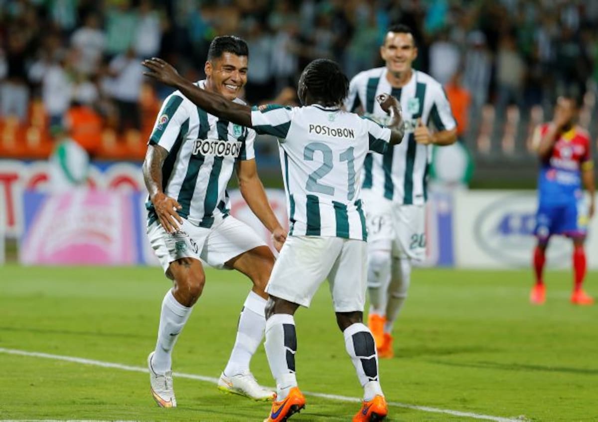 Jugadores de Nacional celebran uno de los goles contra Pasto. COLPRENSA