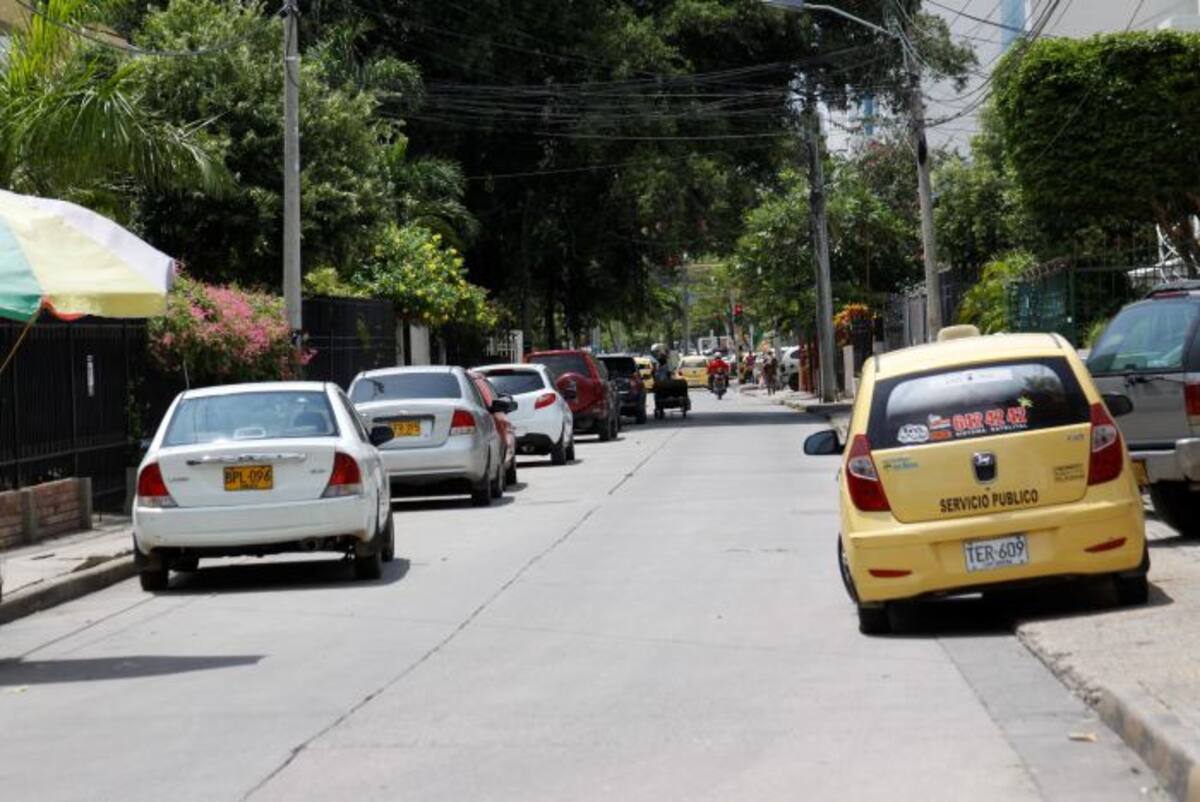 En las calles internas y en las vías principales de Manga, los conductores de vehículos particulares tienen por costumbre parquear sobre la vía o subiéndose al espacio público, sin que ninguna autoridad intervenga. LORENA HENRIQUEZ - EL UNIVERSAL