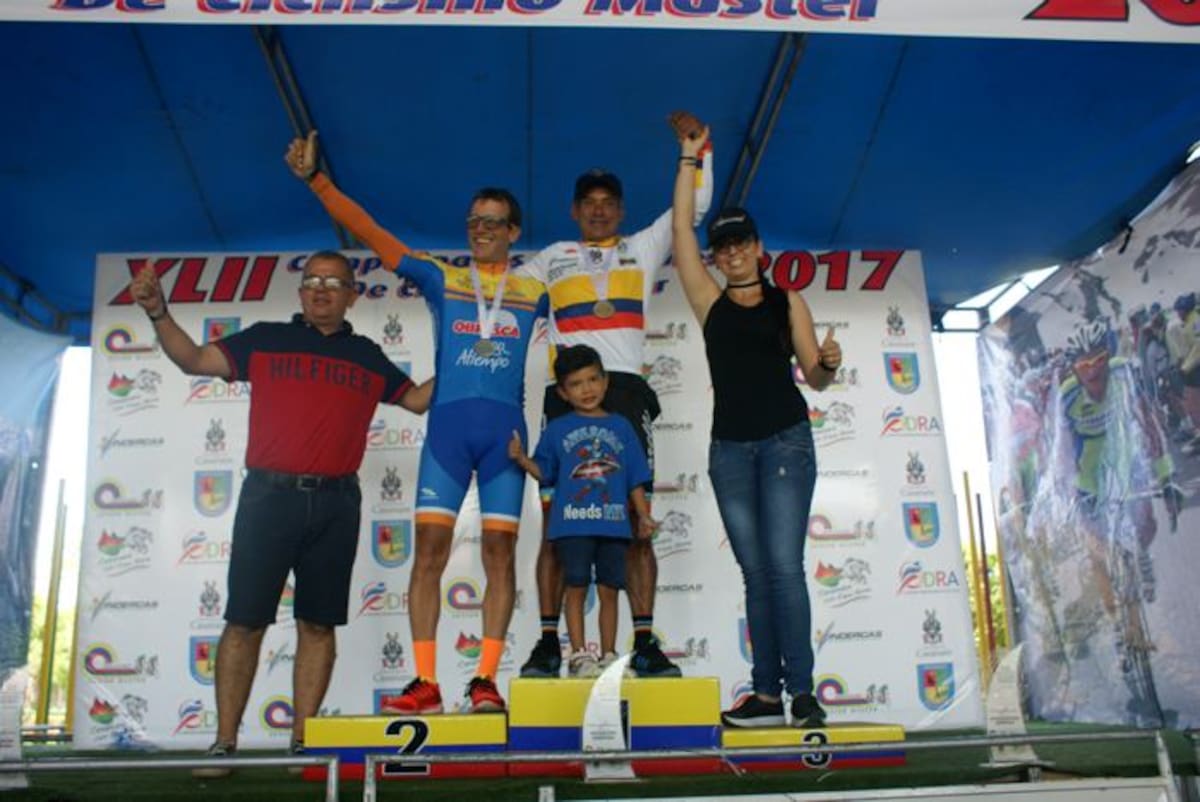 En el podio, "Cacique" Cabrales, subcampeón en ruta de los Nacionales de Ciclismo Senior Master. CORTESÍA
