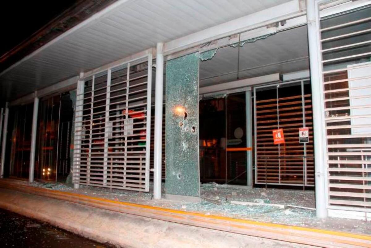 El 4 de mayo, piedras y objetos contundentes lanzadas por vándalos destrozaron ocho puertas de vidrio en la estación Madre Bernarda. //LUIS EDUARDO HERRÁN - EL UNIVERSAL