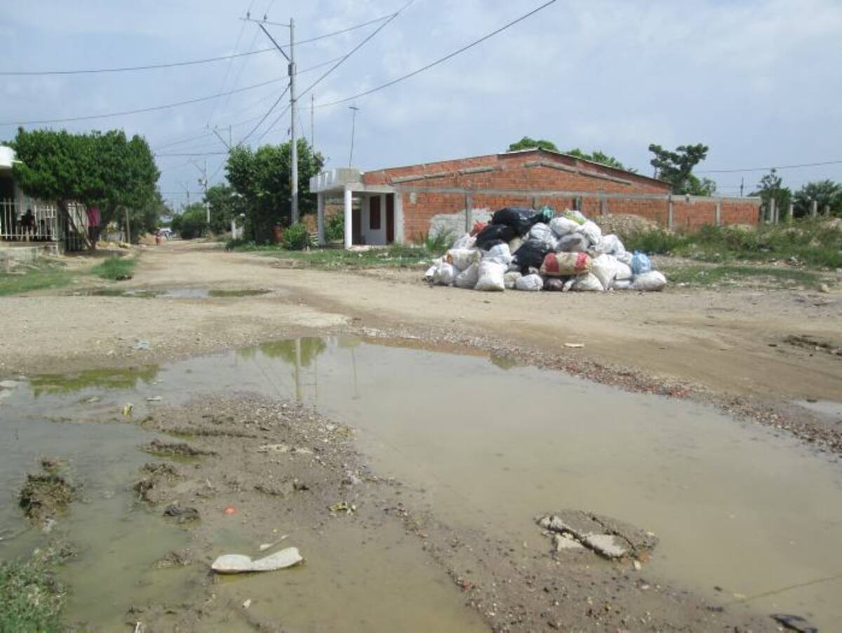 Ni una sola de las calles de este barrio está pavimentada. Las lluvias crean estos charcos, que se unen a las aguas servidas, porque no existe el alcantarillado. foto ruben dario alvarez