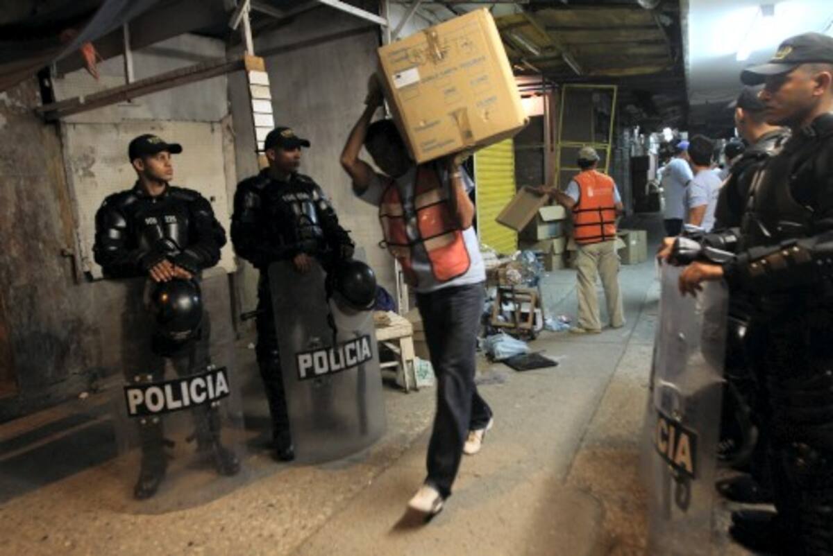 Esta imagen tomada la noche del lunes por El Universal muestra el momento en que algunos dueños de negocios informales sacan las mercancías de sus locales, los cuales fueron desmontados por brigadistas del Distrito. AROLDO MESTRE - EL UNIVERSAL