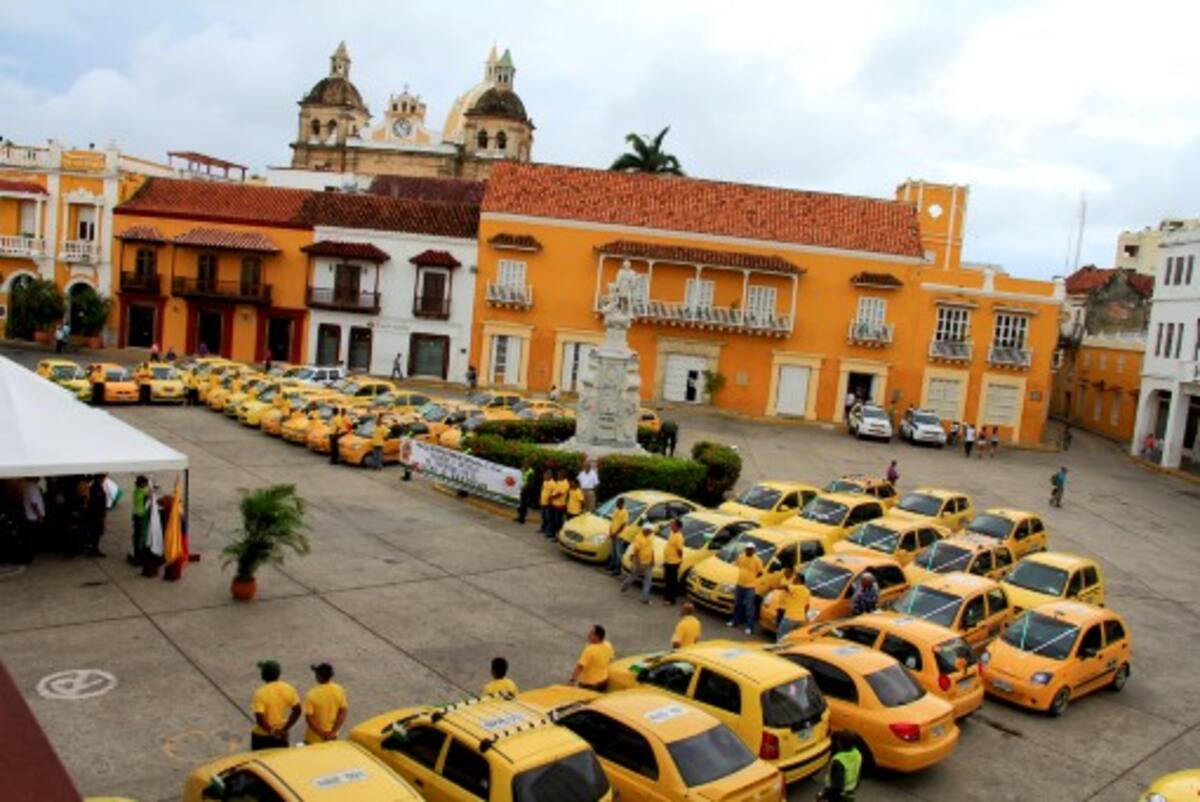 150 taxistas se graduaron ayer en seguridad y convivencia, mediante un convenio con la Policía Metropolitana de Cartagena. Luis Aparicio
