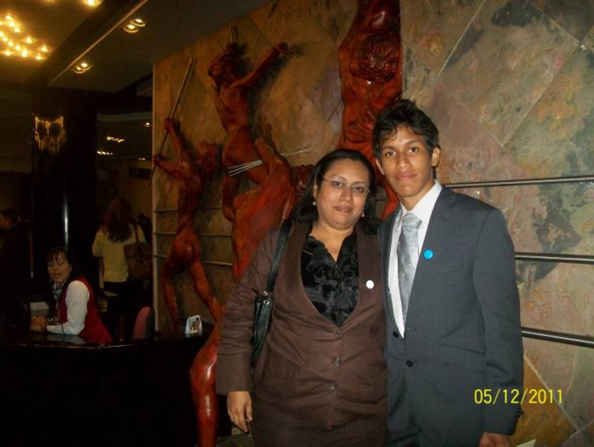 Jorge Pérez, junto a su mamá Alba Alvarino, a quien considera su gran apoyo en el estudio. cortesia