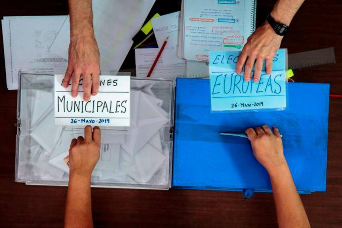 Los españoles votan para elegir concejales, diputados regionales y europeos