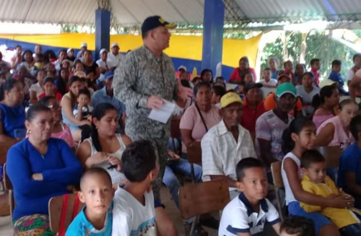 Adultos y menores en medio de sonrisas agradecieron a la Armada Nacional la brigada de salud e higiene que les llevó durante el puente festivo. CORTESÍA.