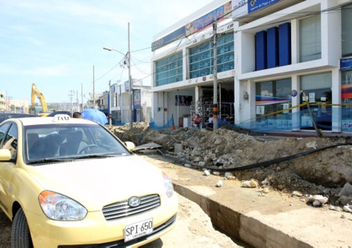 El accionante dice que las excavaciones hechas por Transcaribe frente a su negocio de venta de rines y autopartes impiden el acceso de vehículos, lo cual ha generado una disminución de 35 por ciento en sus ventas. Ante esto pide una indemnización. AROLDO MESTRE - EL UNIVERSAL