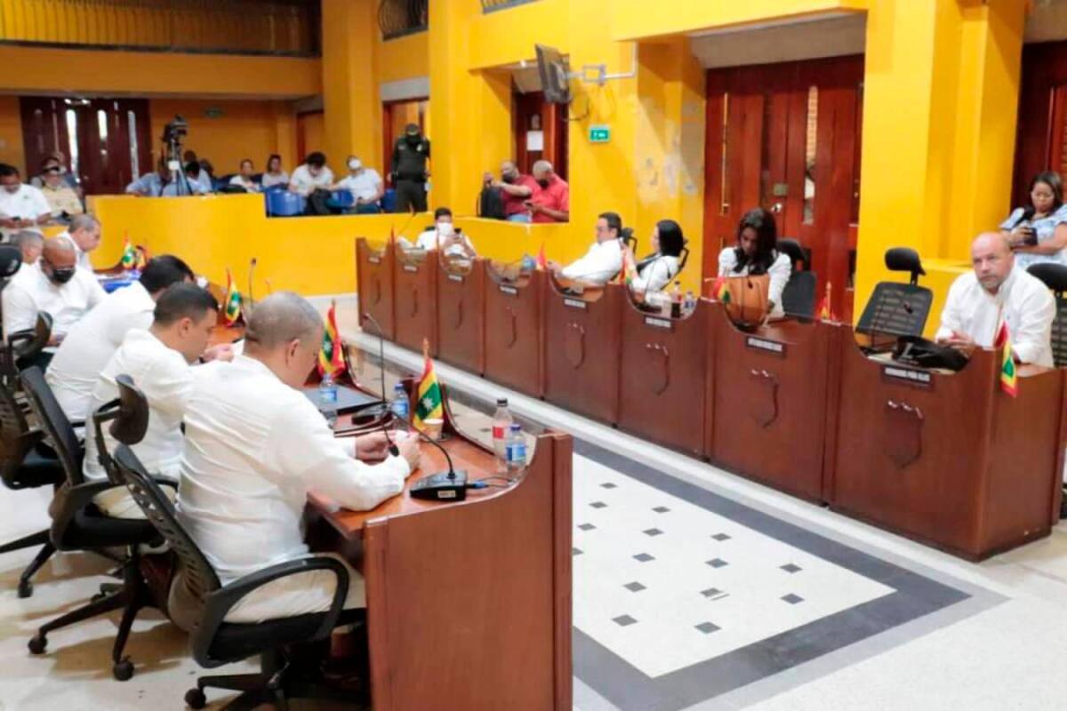 Video: Concejo elige contralor (e) tras discusiones en la plenaria