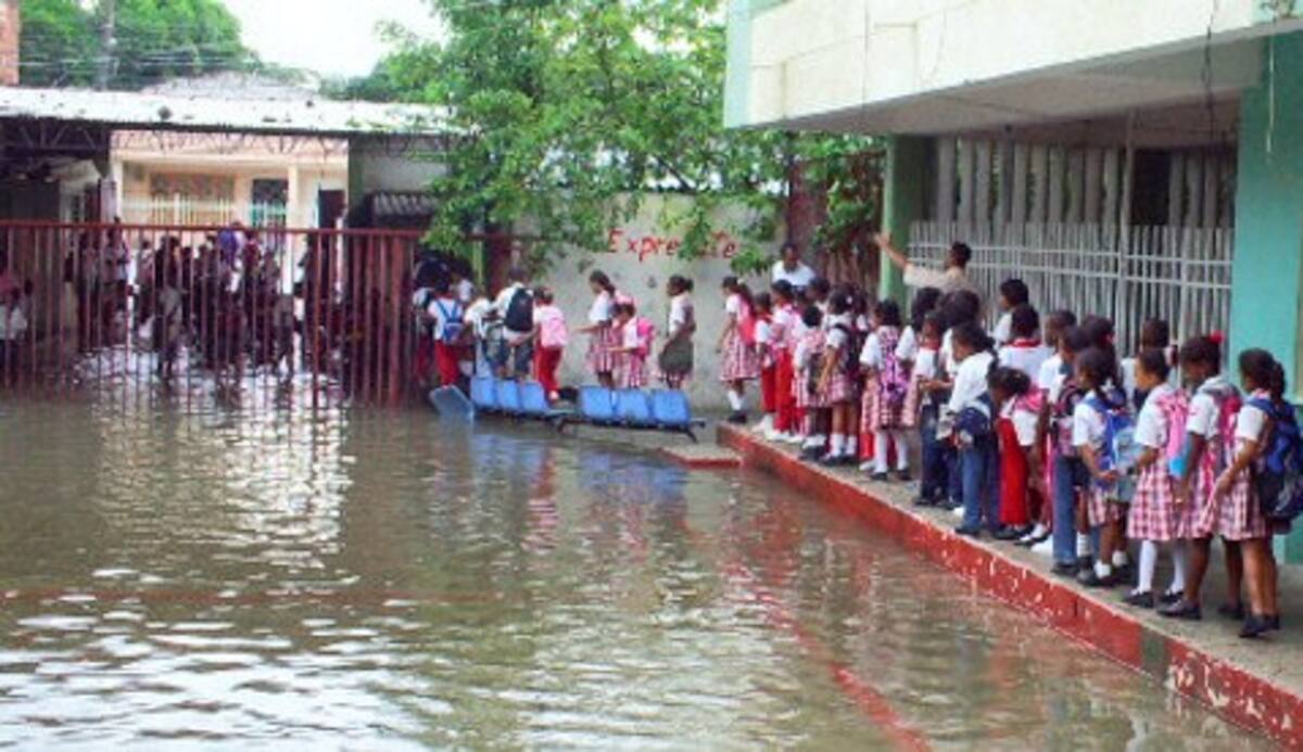 Unos 2.500 estudiantes y profesores del Colegio Fe y Alegría Las Américas padecen por las inundaciones del plantel en este invierno.