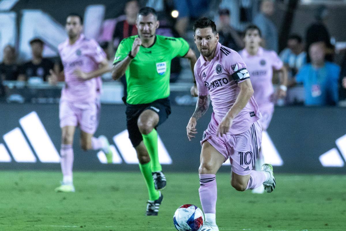 ¿Favorecen a Messi? Técnico colombiano se quejó del arbitraje