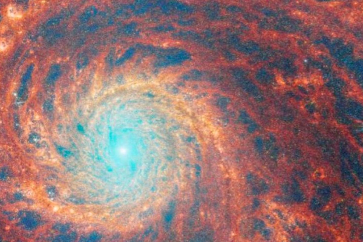 La galaxia del Remolino se moldeó por el paso repetido de una galaxia satélite