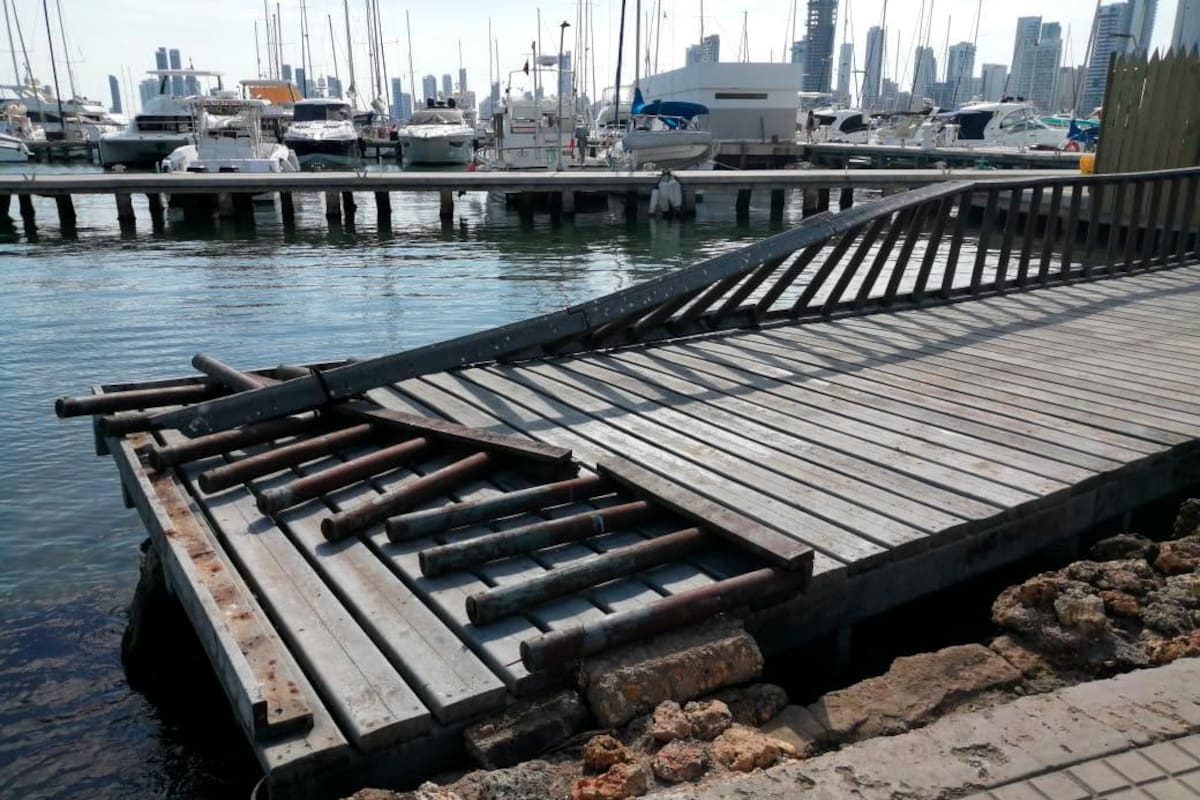 Se cae baranda de mirador del paseo peatonal de Manga