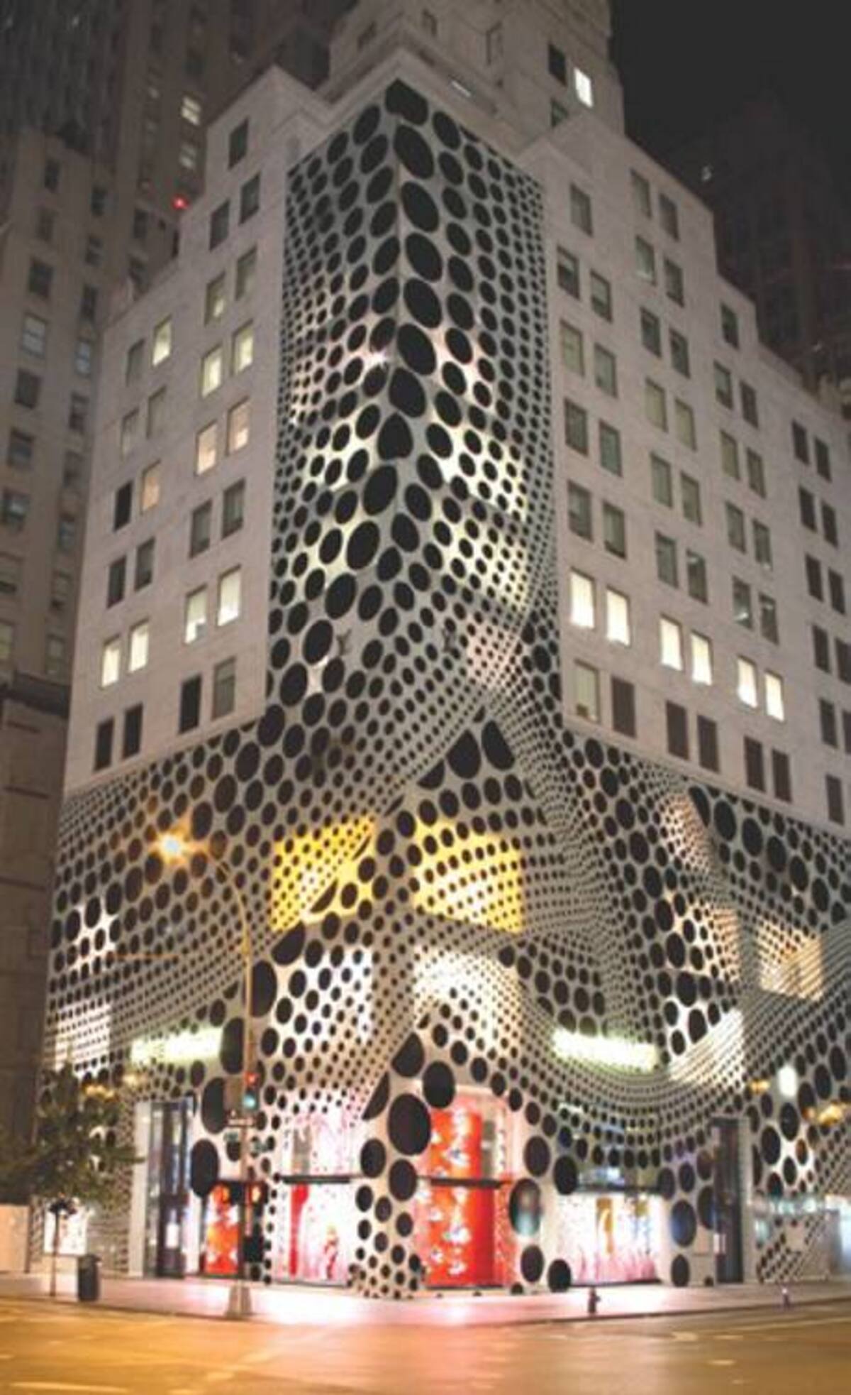 Hasta octubre estarán disponibles las dos recientes exposiciones itinerantes de Yayoi Kusama en las tiendas de Louis Vuitton. Las restantes se verán en los locales de París y Londres.