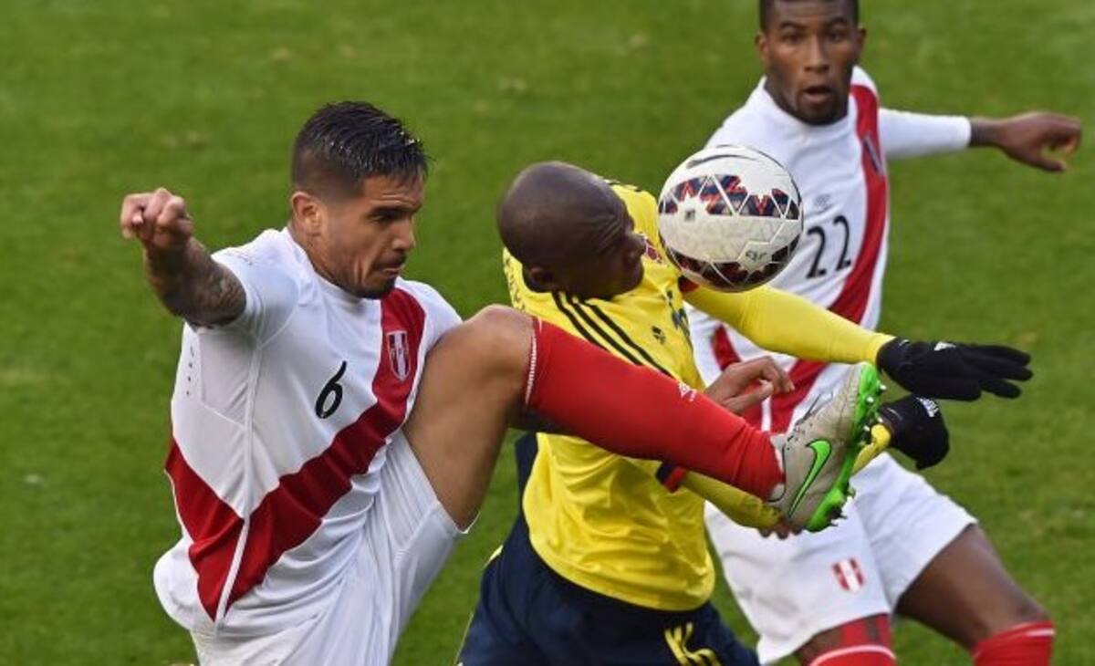 Juan Manuel Vargas disputa un balón con Victor Ibarbo durante el Colombia vs Perú. AFP CRIS BOURONCLE