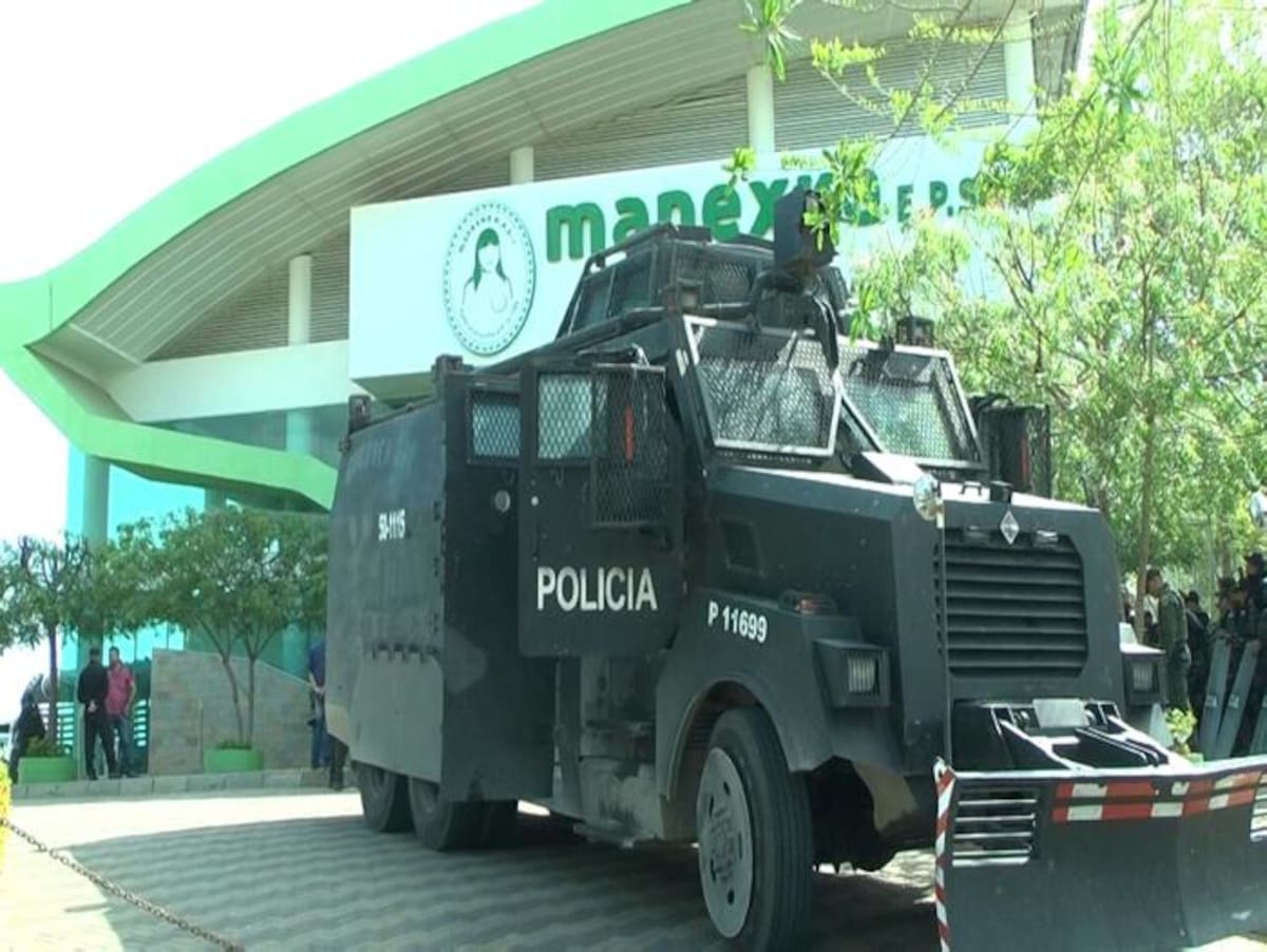 La Policía resguarda la sede de Manexca para evitar disturbios. El Universal.
