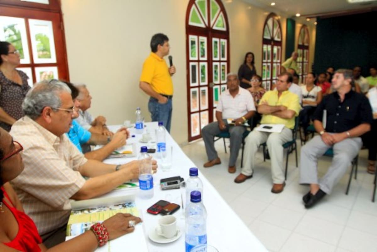 En Asamblea General, Confamiliar, con su director Felipe Mendoza (sentado a la mesa, en el medio) entregó el bajance financiero del año pasado a sus afiliados. JULIO CASTAÑO-EL UNIVERSAL