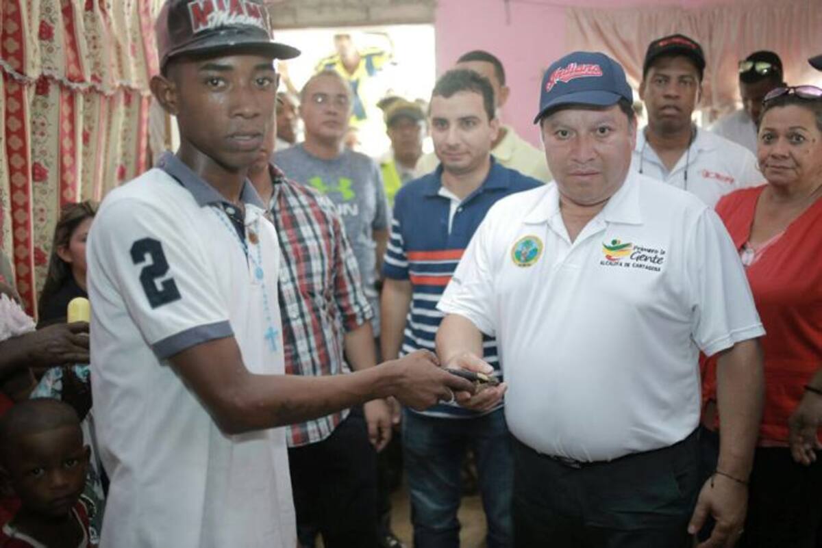 'Los Triquis Nike' y 'Los Wenceslaos' entregaron las armas al alcalde Manuel Vicente Duque. COLPRENSA