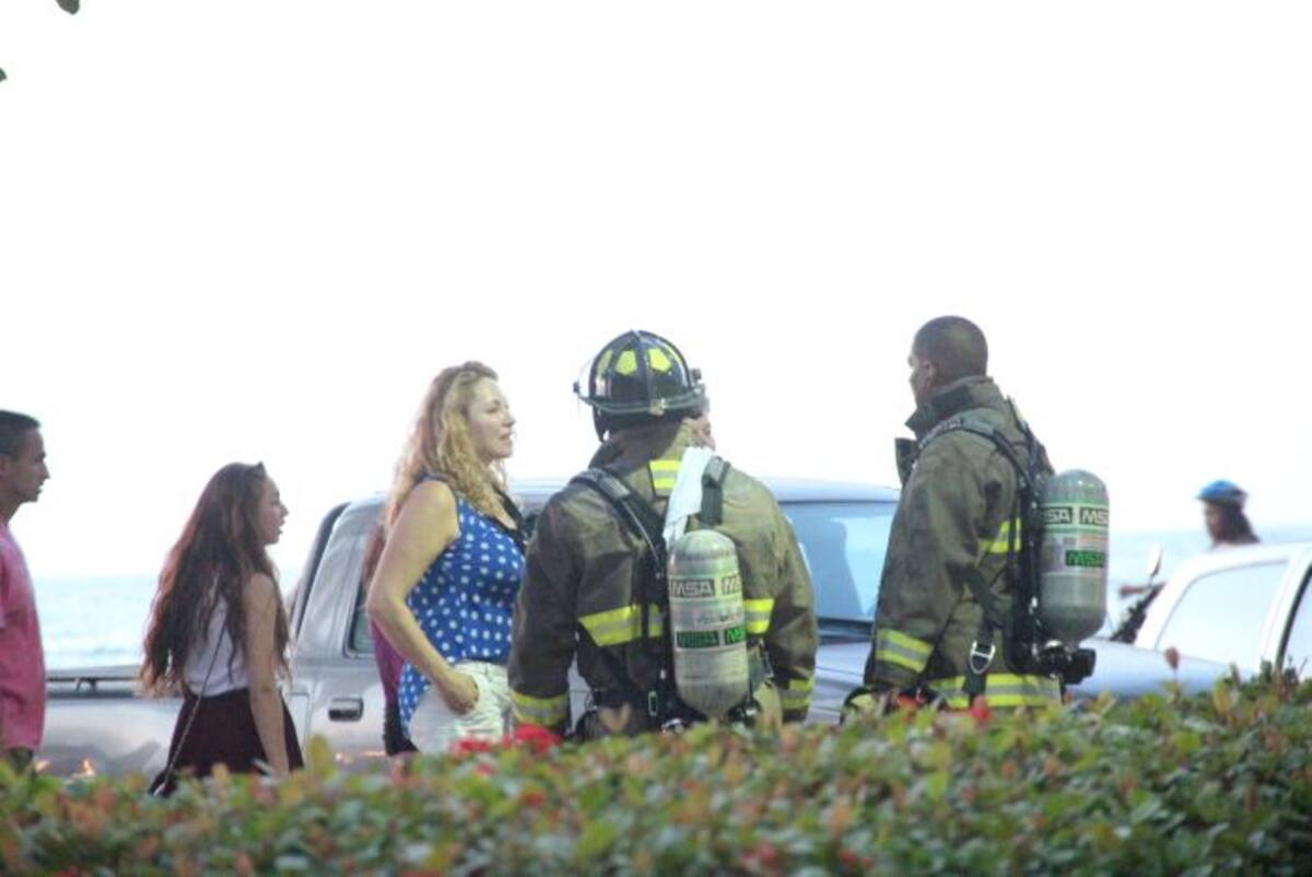 Integrantes del Cuerpo de Bomberos que atendieron la situación hablaban con los presentes en el lugar sobre las recomendaciones a seguir en este tipo de casos SANTIAGO PRECIADO - ELUNIVERSAL.COM.CO