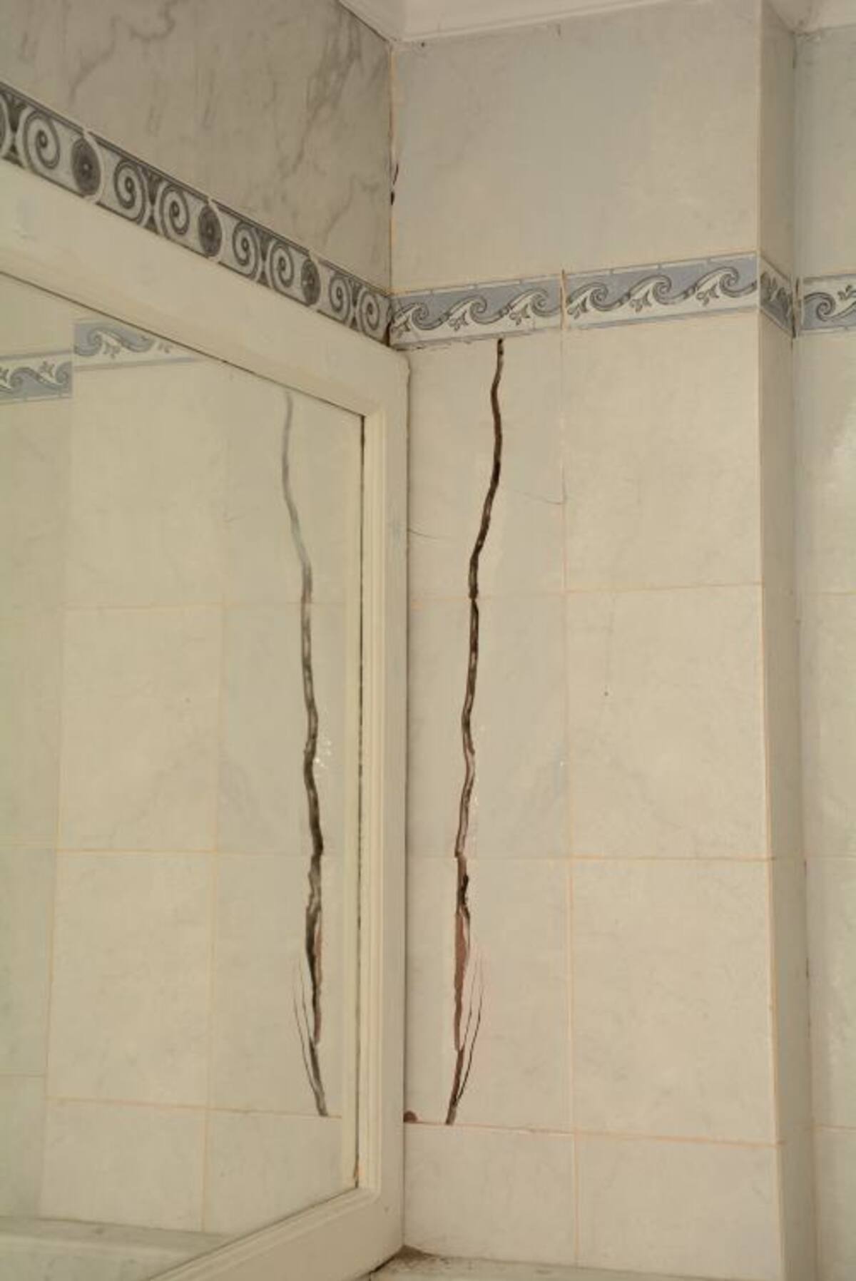 En las paredes de los camerinos del Teatro se evidencian fisuras. Luis Eduardo Herrán-El Universal