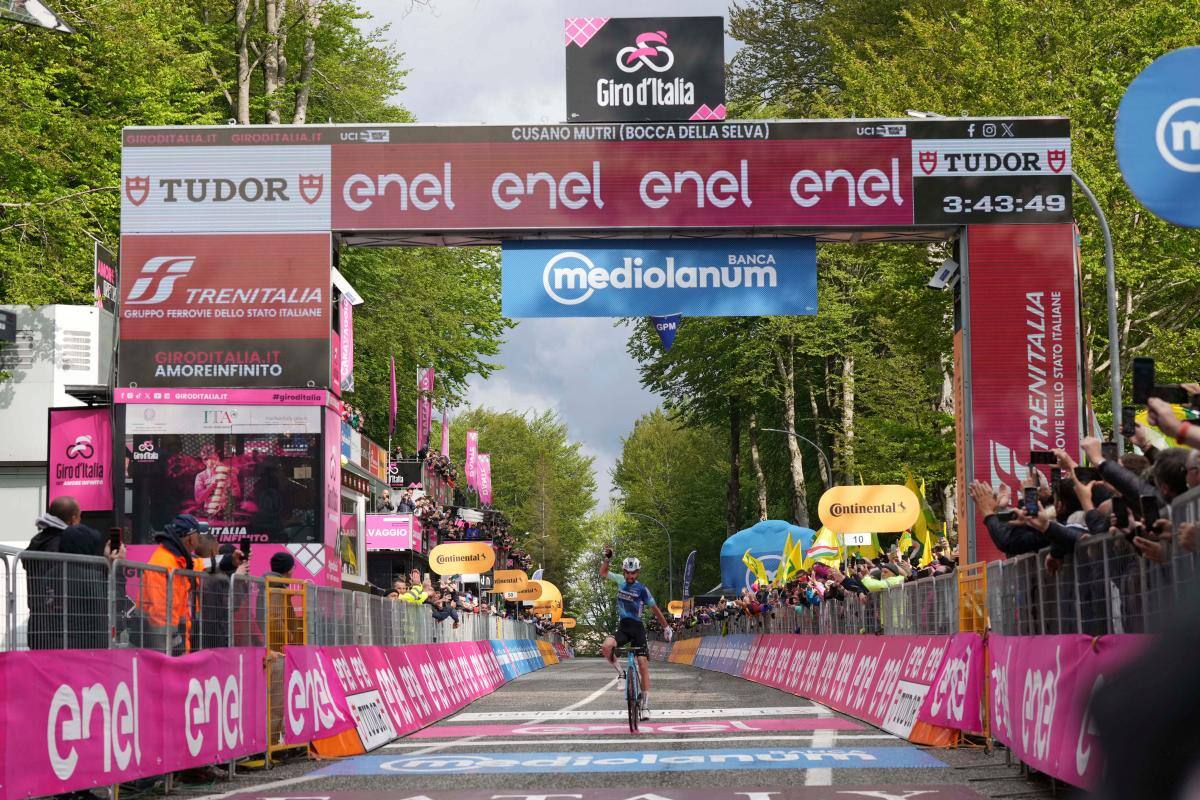 El francés Valentin Paret Peintre ganó la décima etapa del Giro