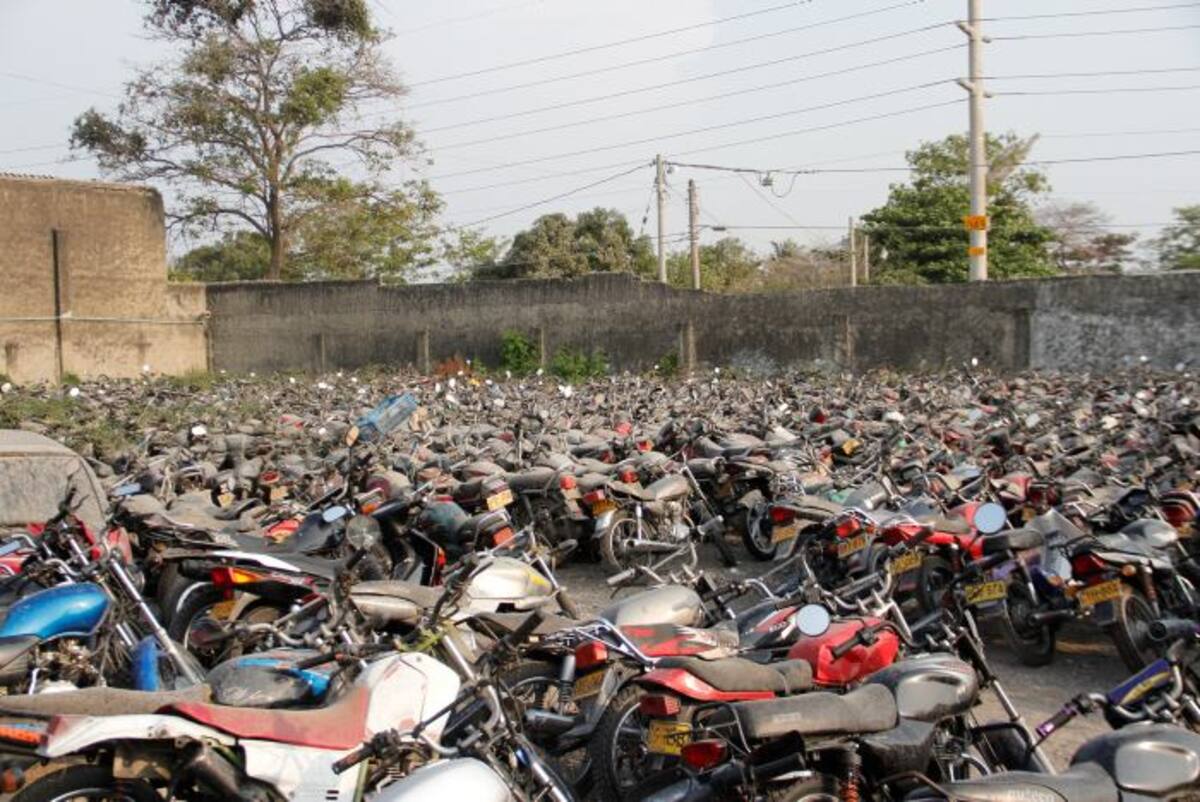 Largas filas de motocicletas recubiertas por una gruesa capa de polvo y arena se encuentran esperando destino en el patio Santiago Preciado Púa