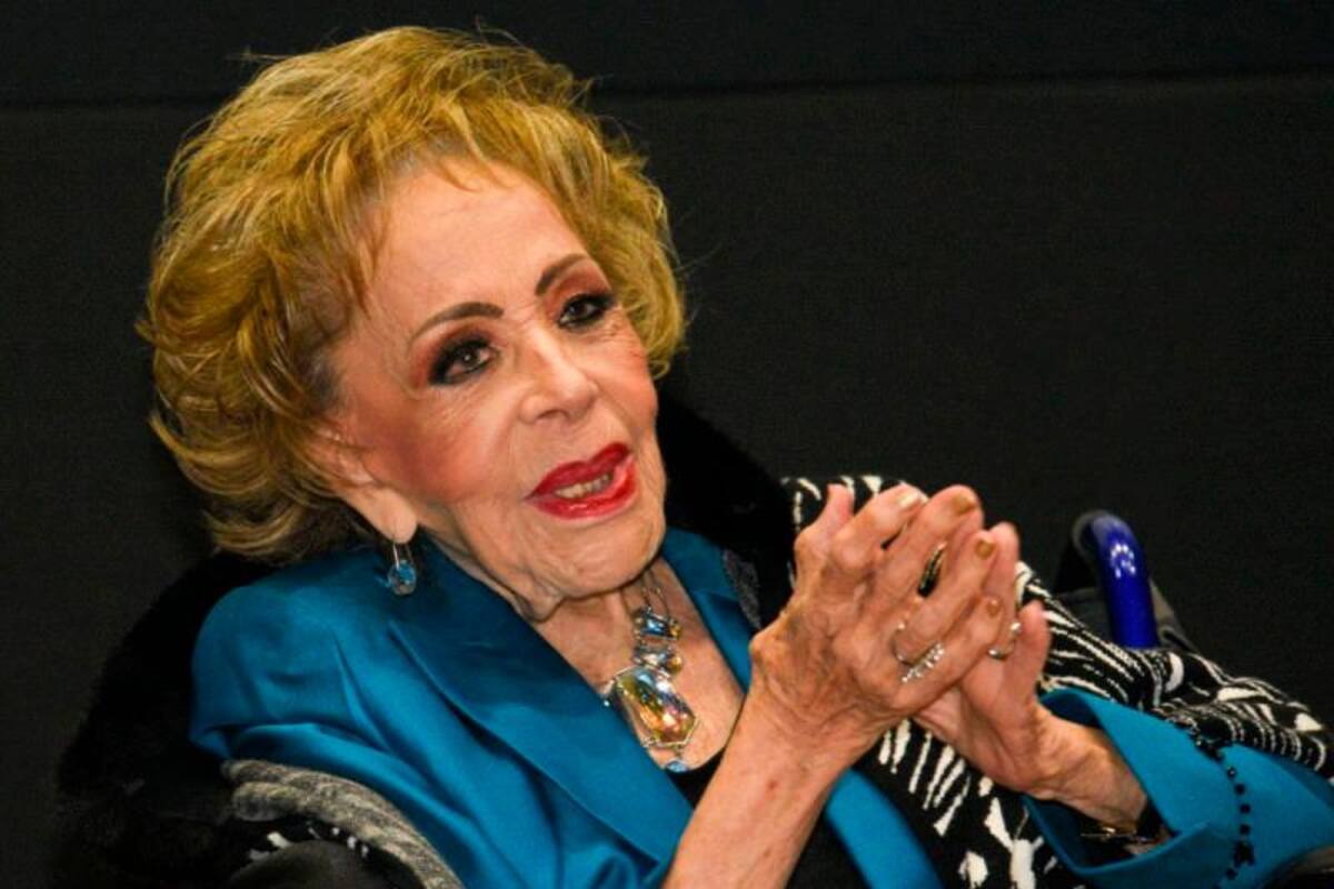 Alejandra Guzmán confirma que su madre Silvia Pinal está hospitalizada