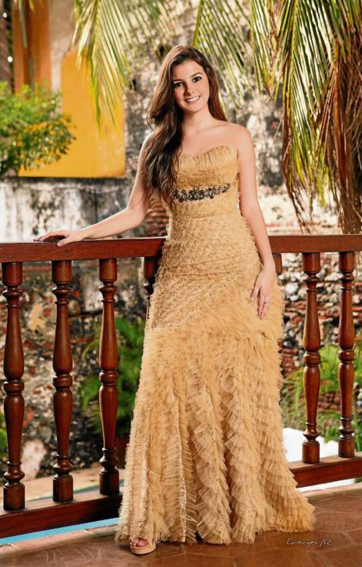 Vestido dorado totalmente trabajado a mano con tules que forman abanicos. Es la tendencia para fin de año. ROBERTO GRANGER