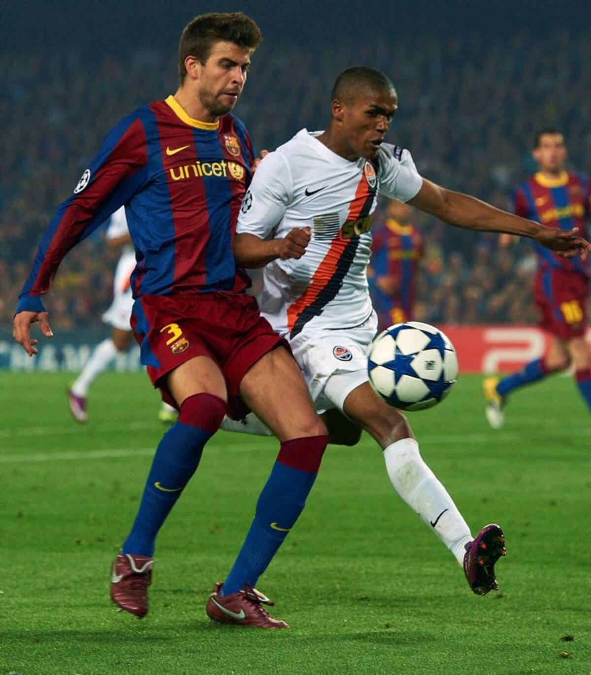 Douglas Costa. AP Siu Wu