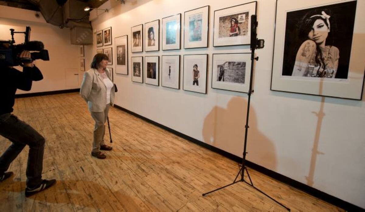 Exhibición de fotografías de Winehouse en la galería de arte Proud, AP