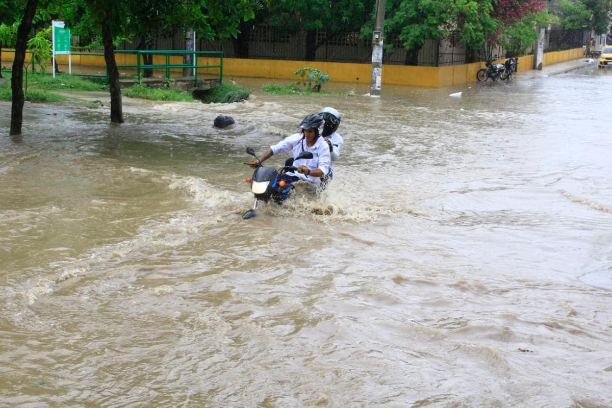 Video: Lluvias generan calles inundadas y arroyo en San Fernando