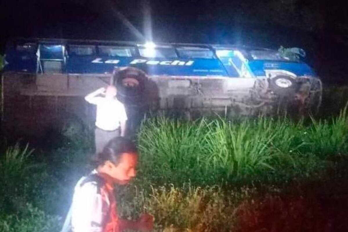 Video: Bus se volcó en la Cordialidad tras intentar esquivar a un peatón