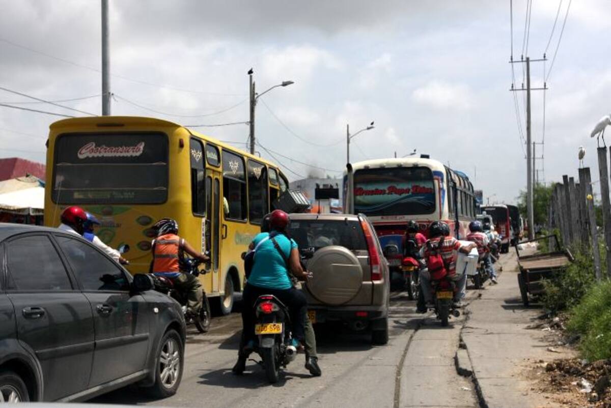 Usuarios de transporte público y particular denuncian una serie de atracos a los vehículos que transitan por la Avenida del Lago, a la altura del Mercado de Bazurto. ARCHIVO