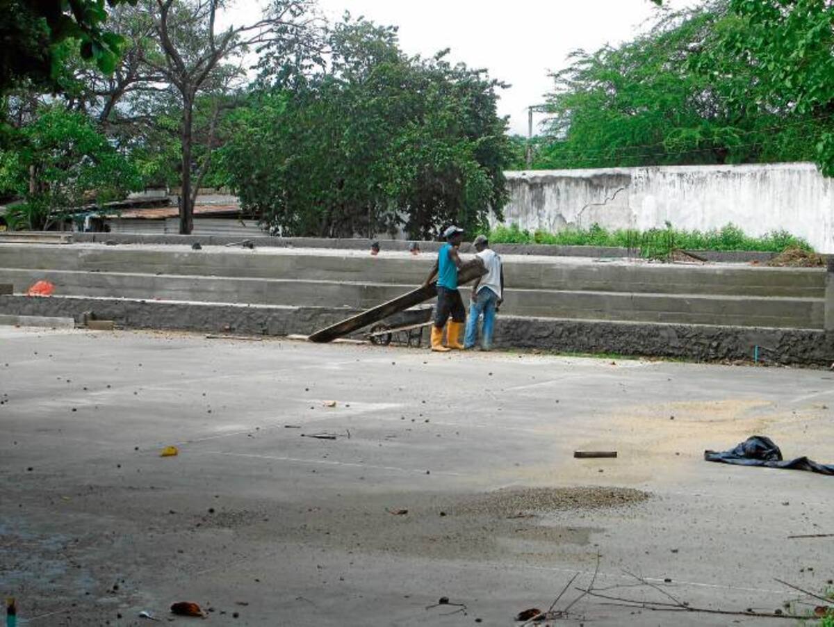Las graderías multifuncionales del parque están siendo terminadas.