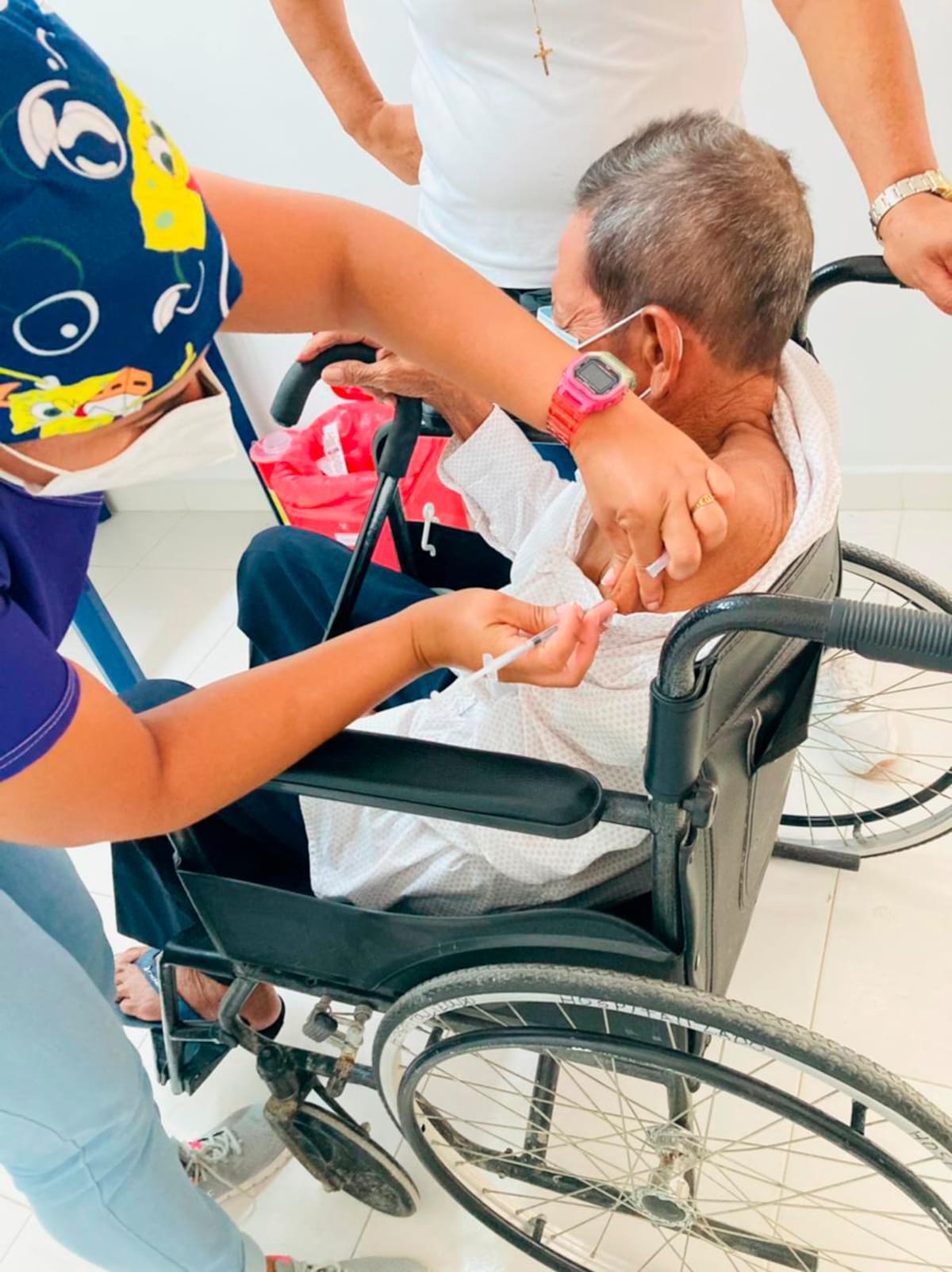 El señor Otoniel Arturo López Jaramillo espera ansioso la segunda aplicación. “Solo quiero decirles a todos los señores que se vacunen, esto nos ayudará a no enfermarnos”. //Cortesía