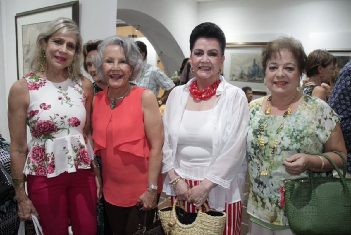 Martha de Tono, Rosario de Spicker, Toñita de Maldonado y Margarita de Del Castillo. LUIS APARICIO