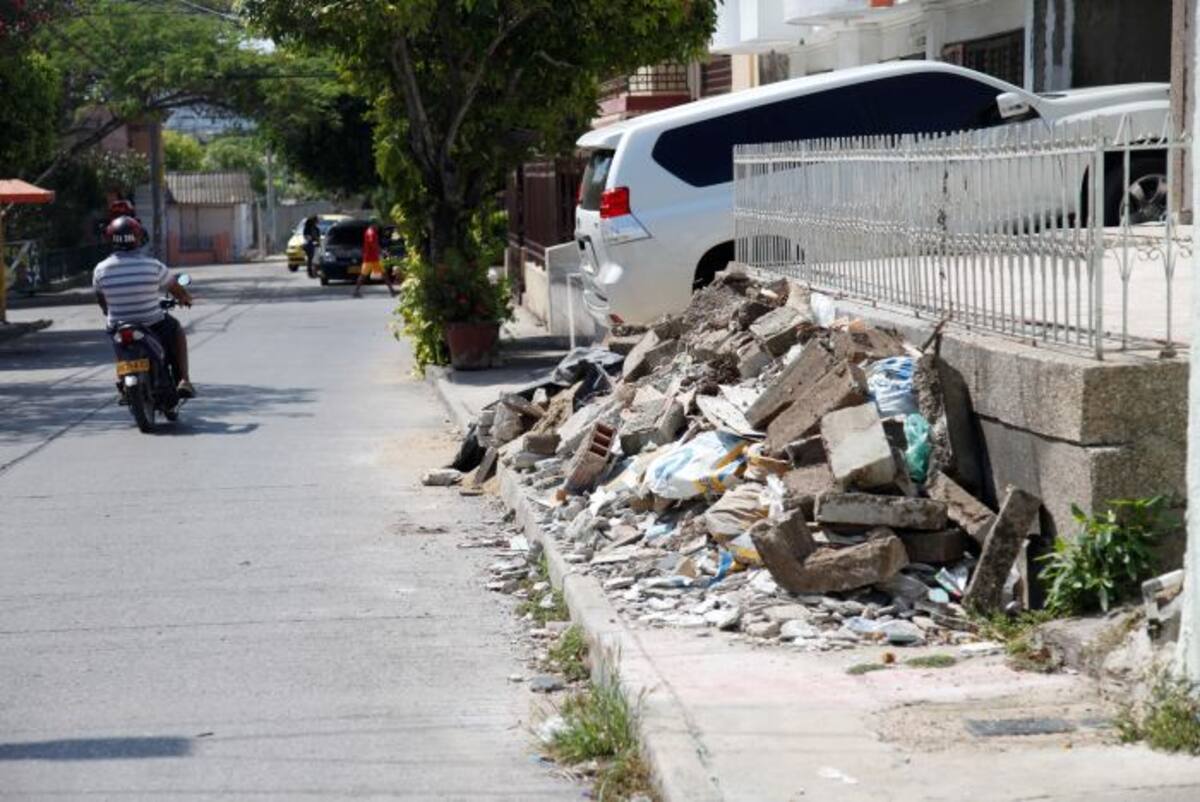Los escombros de una constricción en la vía principal de la urbanización obstaculizan el paso a adultos y niños, que se tienen que aventurar sobre la transitada calle para evadir los residuos. Aroldo Mestre - El Universal