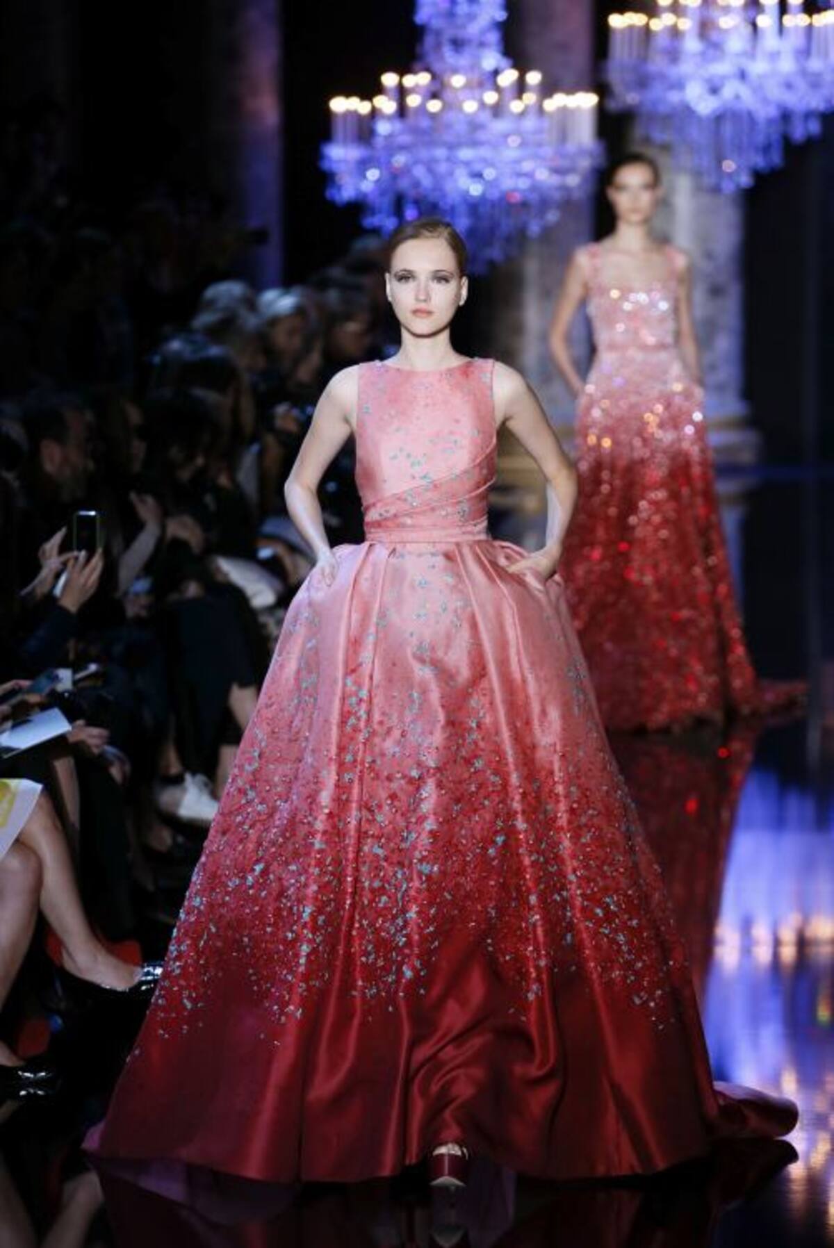 La colección de Elie Saab se destacó por vestidos largos ajustados en la cintura y con bordados con lentejuelas, perlas y cristales Swarowski. Fotos AFP-AP