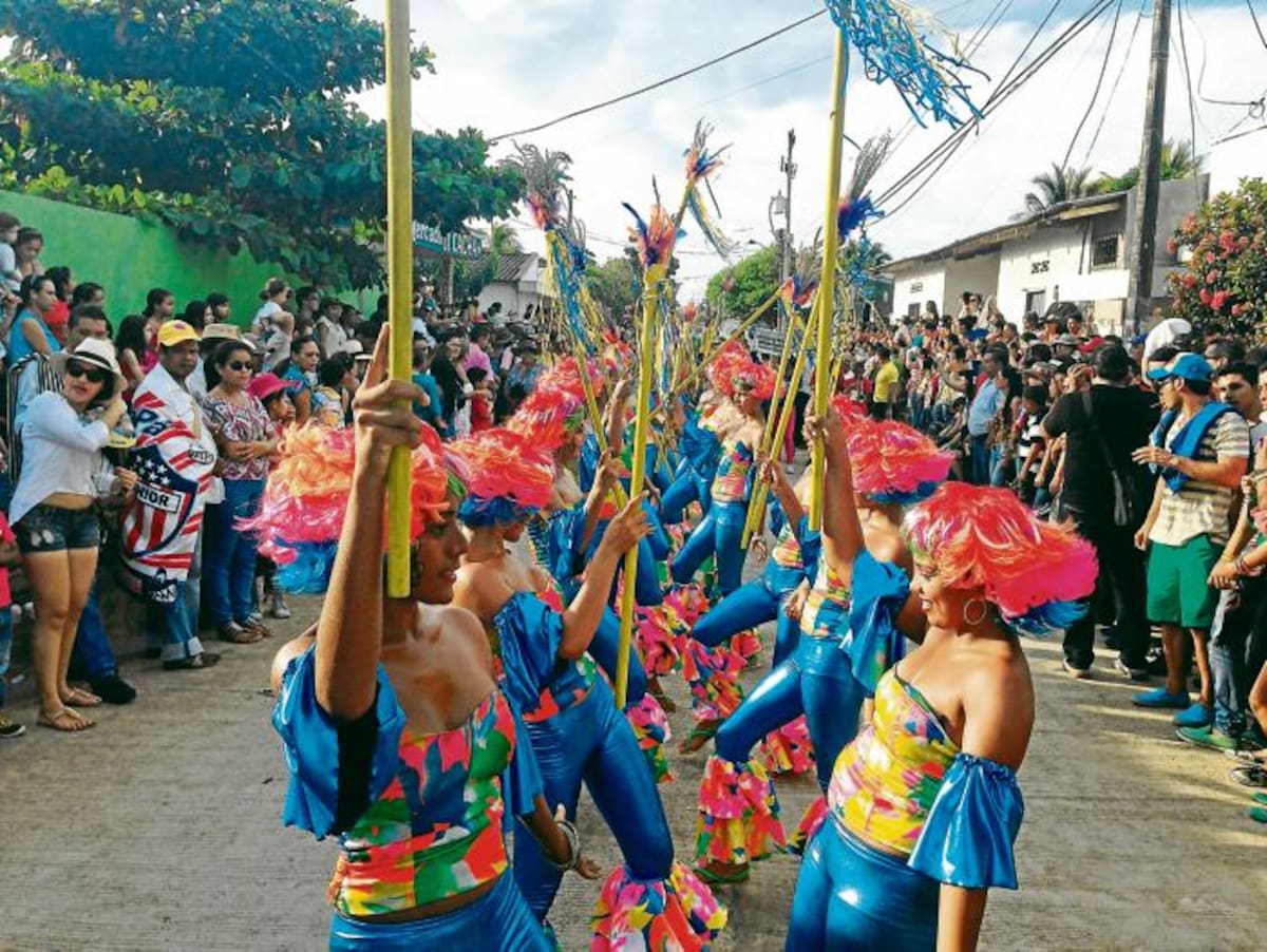 Comparsa Ritmo, son Caribe de Valencia Córdoba en desfile de aguadoras, en el marco del 37 Festival Nacional del Porro, en San Pelayo.