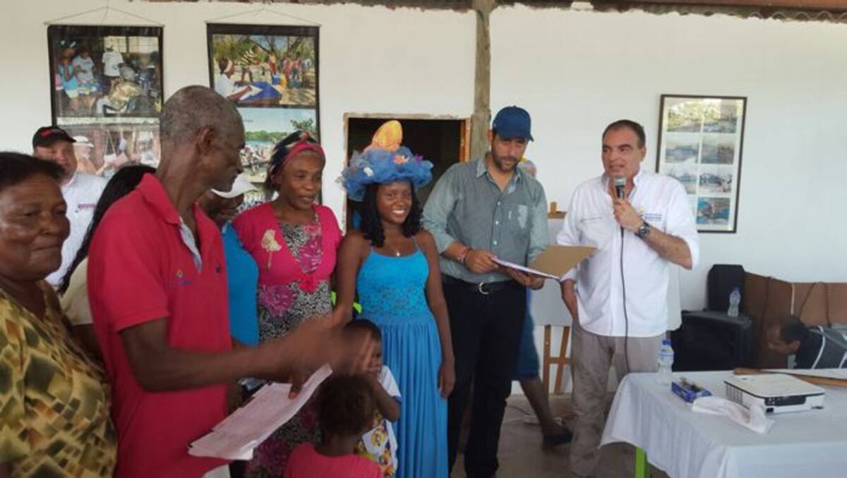 Los miembros de la comunidad Orika recibieron el título colectivo que los acredita como propietarios de los predios que han ocupado históricamente en Isla Grande, en Islas del Rosario. Cortesía