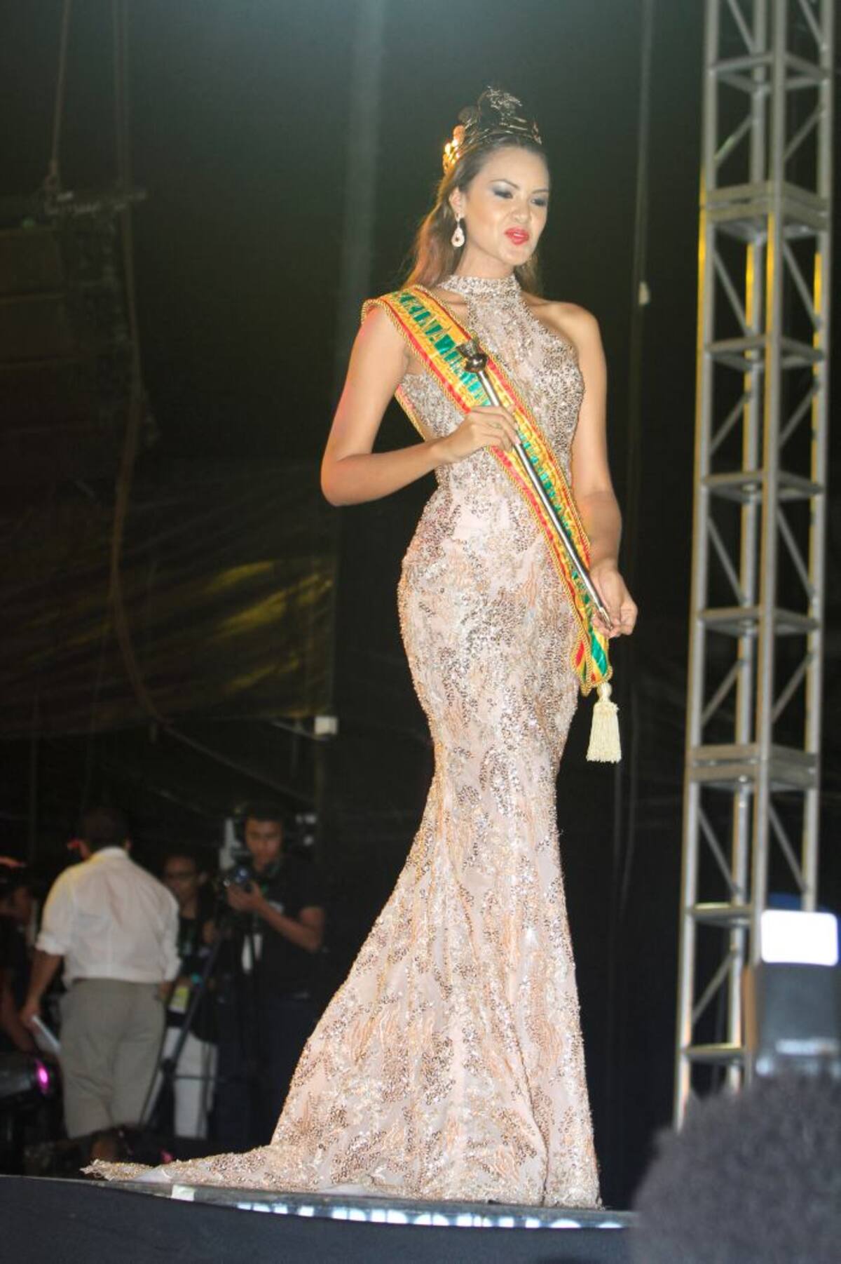 María Camila Sinning entregó la corona anoche. JULIO CASTAÑO