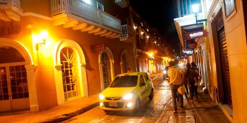 Fin a la zozobra: calle de La Moneda, iluminada totalmente