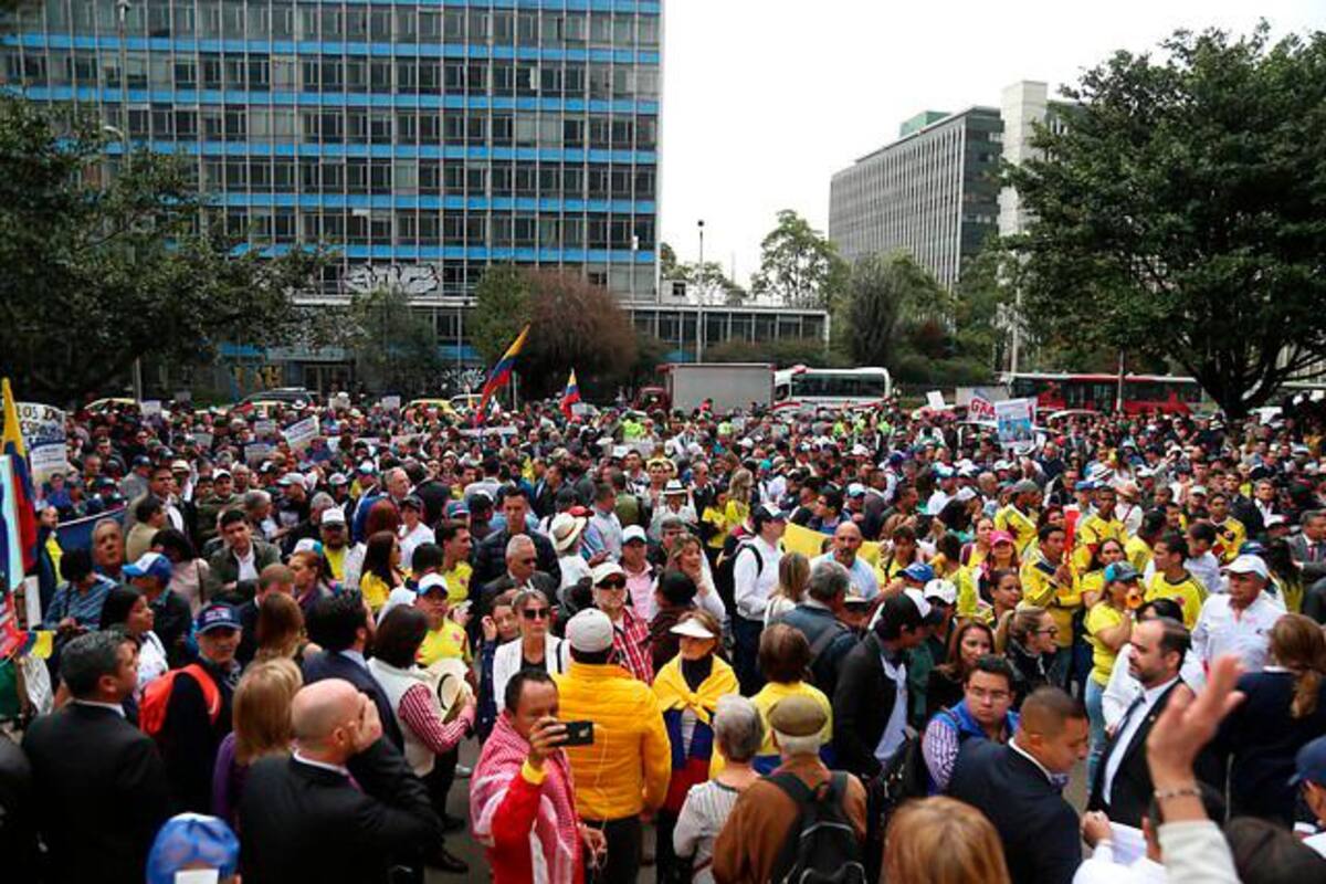 Tensión en Bogotá por marchas a favor y en contra del expresidente Uribe