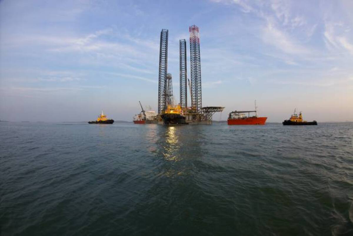 Las operaciones de fondeo, flote e hincado de la plataforma fueron apoyadas por remolcadores del Grupo Coremar. CORTESÍA IKONOSMEDIA