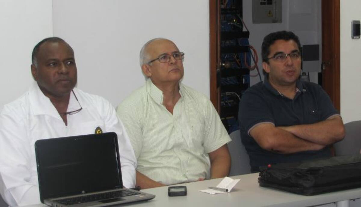Freddy Padilla, director científico de las TIC de Unicartagena; Luis Padilla, ex alcalde de Achí y Edgar Alarcón, director del Centro de Innovación de Estudios Virtuales de la Unicartagena. ERICA OTERO BRITO
