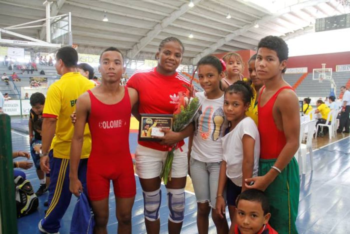 Los más felices con la presencia de Jackeline fueron los niños. Oscar Díaz/El Universal