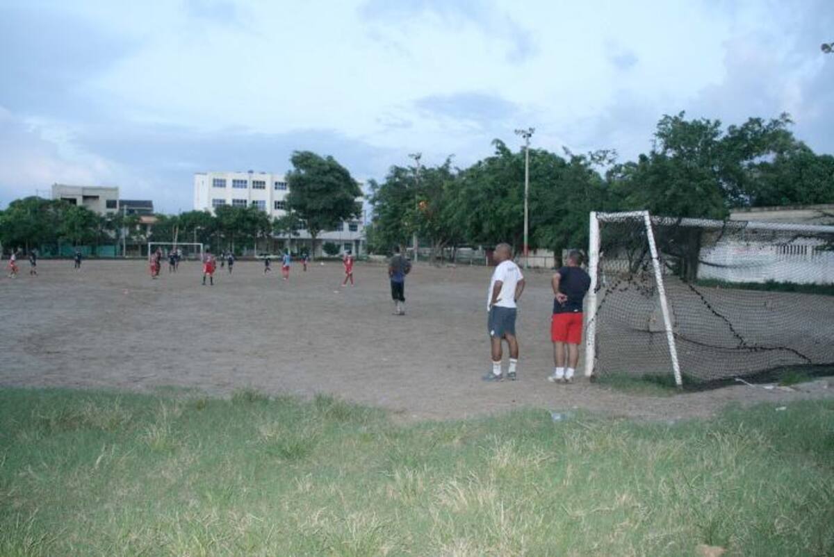 Con la construcción de adecuados escenarios deportivos se busca alejar a los jóvenes de las pandillas. Archivo