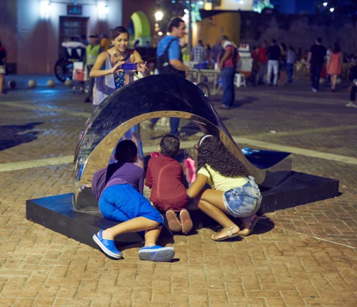 Una de las esculturas de Gustavo Vélez visitada por los niños de Cartagena. Jaime Londoño