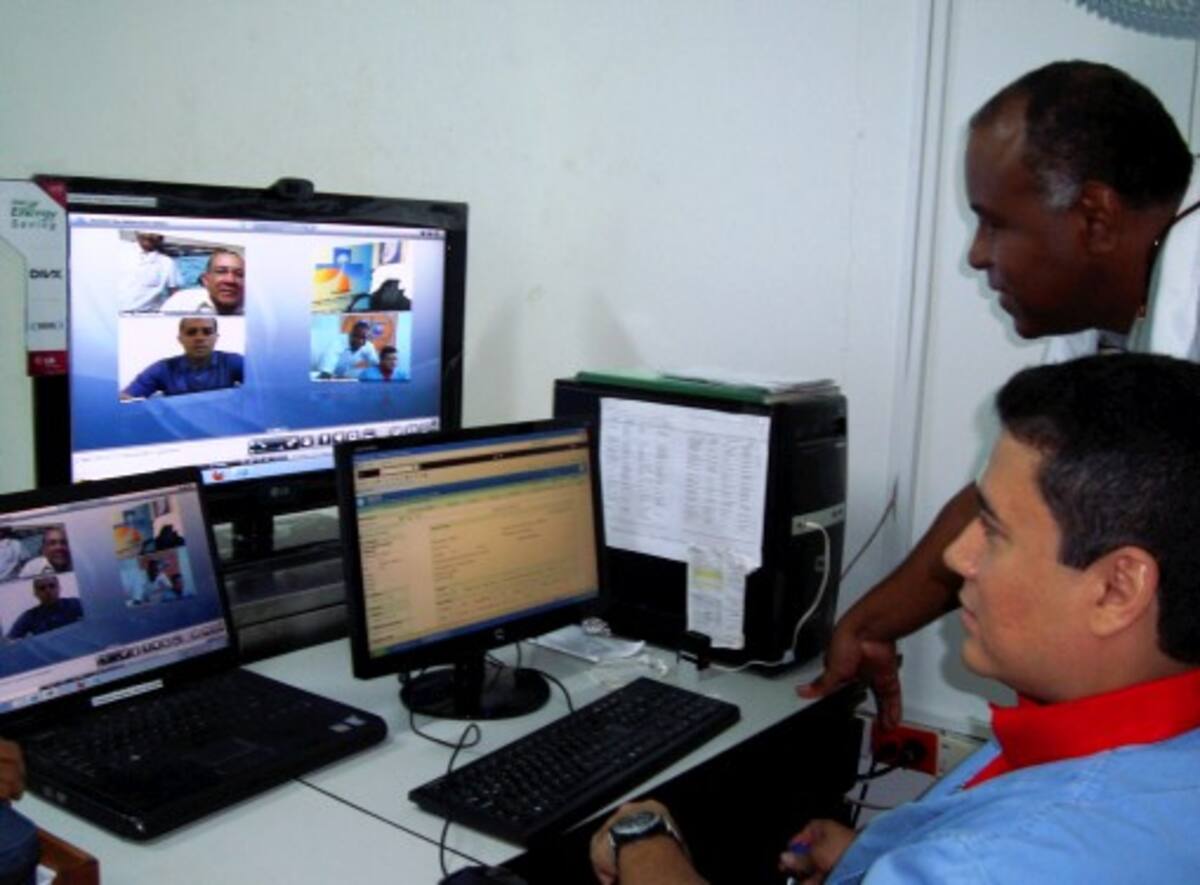 Fredy Pomares Herrera, mé-dico y docente de la Universidad de Cartagena y Fabián Figueroa, médico de triage de Urgencias del Hospital Universitario durante prueba del sistema. cortesia