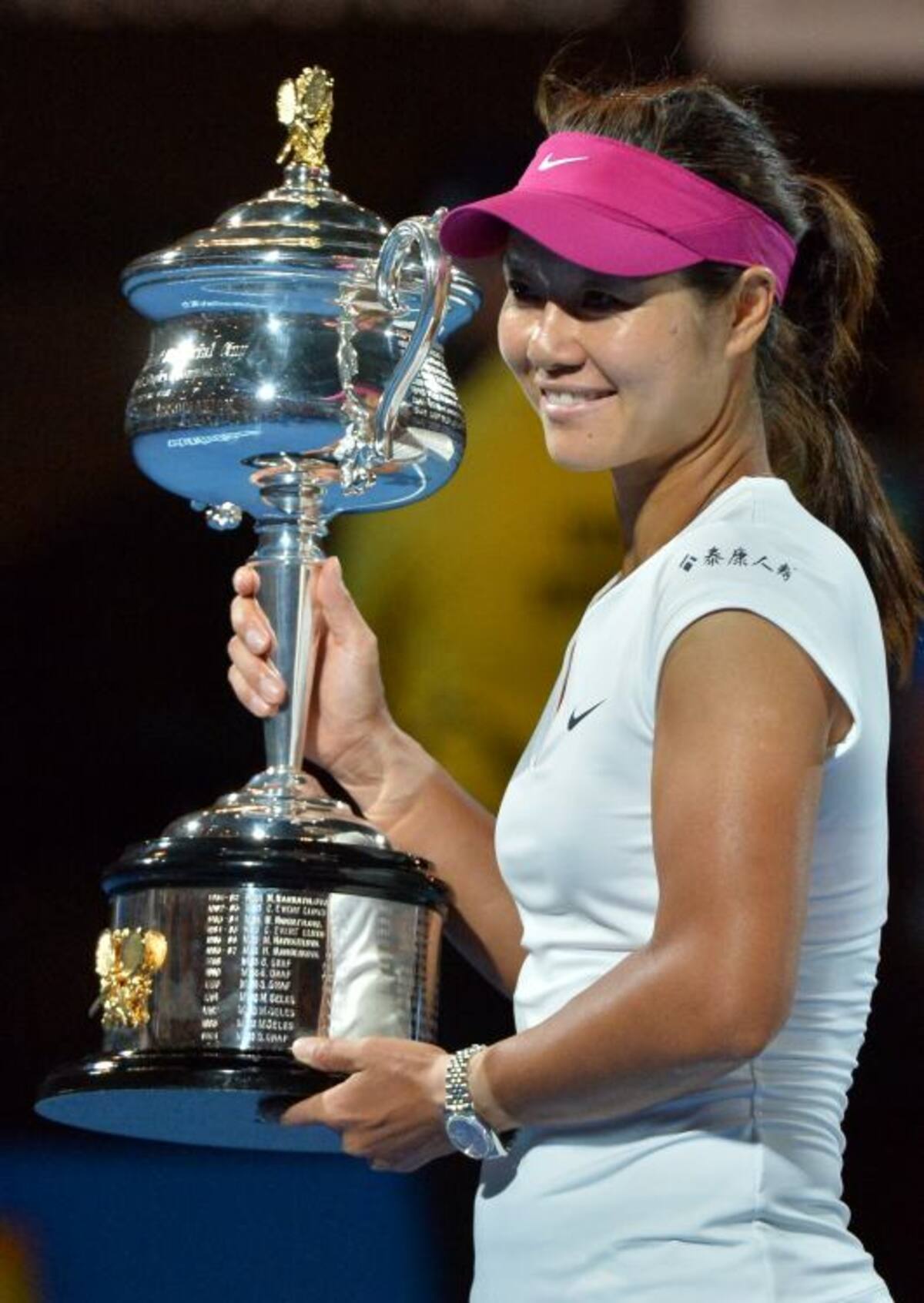 Li Na recibiendo el trofeo del Abierto de Australia 2014. AFP PAUL CROCK